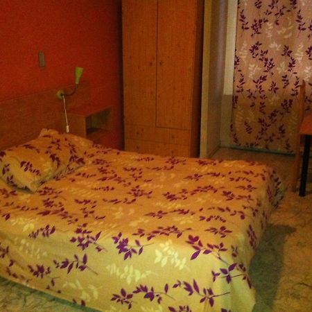 Hostal Neptuno กาเซเรส ภายนอก รูปภาพ