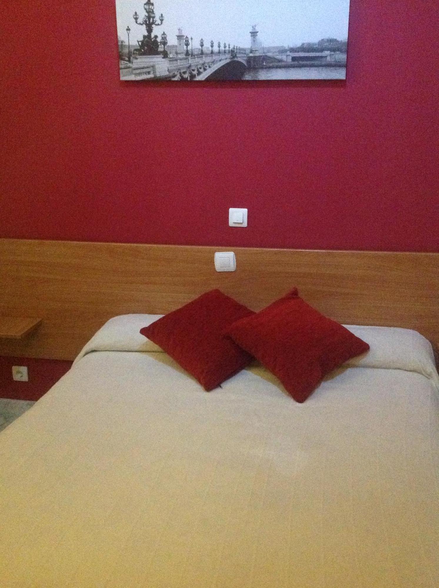 Hostal Neptuno กาเซเรส ภายนอก รูปภาพ