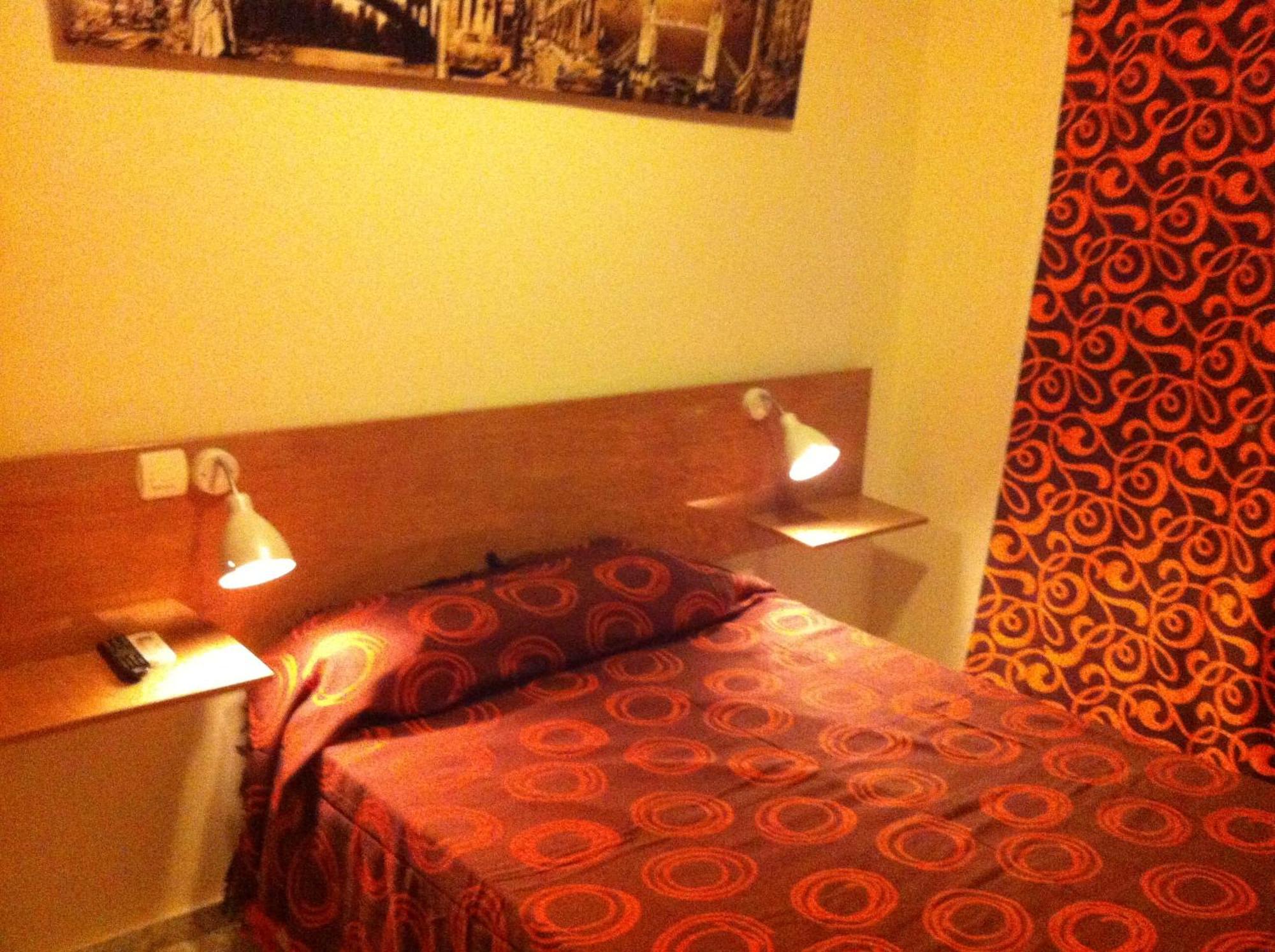 Hostal Neptuno กาเซเรส ภายนอก รูปภาพ