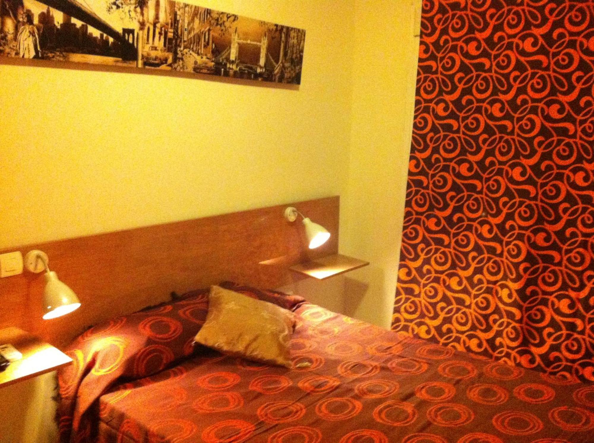Hostal Neptuno กาเซเรส ภายนอก รูปภาพ