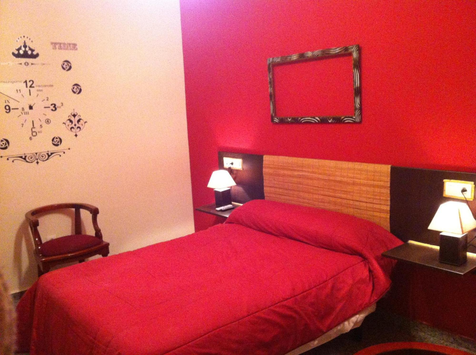 Hostal Neptuno กาเซเรส ภายนอก รูปภาพ