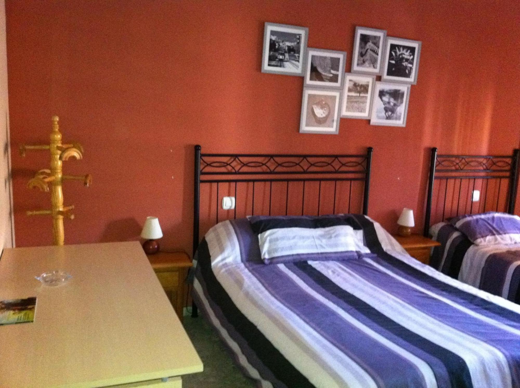 Hostal Neptuno กาเซเรส ภายนอก รูปภาพ