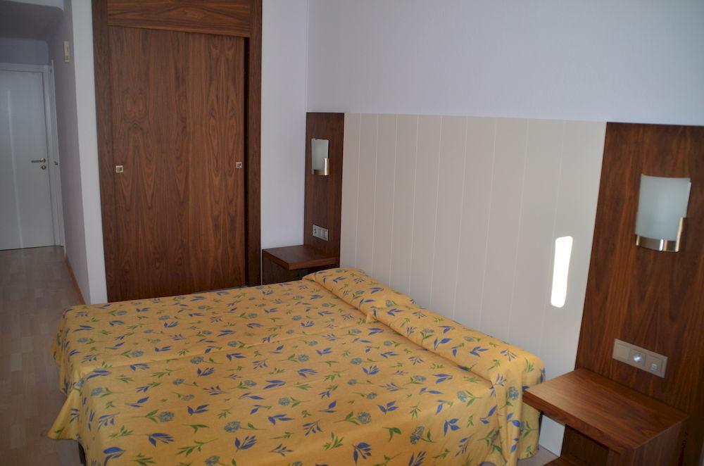 Hostal Neptuno กาเซเรส ภายนอก รูปภาพ