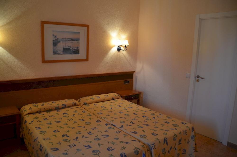 Hostal Neptuno กาเซเรส ภายนอก รูปภาพ