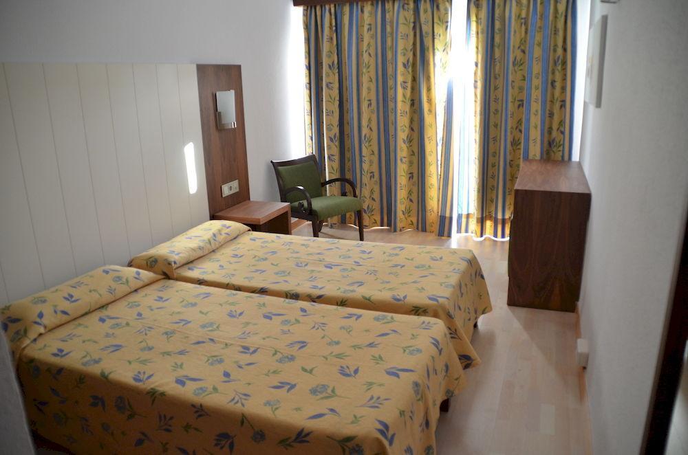 Hostal Neptuno กาเซเรส ภายนอก รูปภาพ