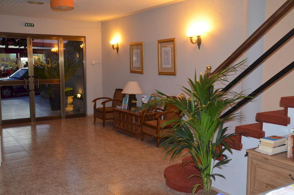 Hostal Neptuno กาเซเรส ภายนอก รูปภาพ