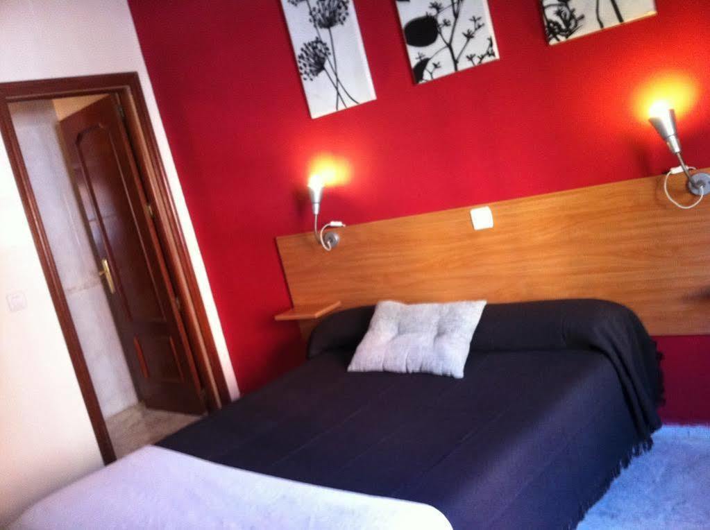 Hostal Neptuno กาเซเรส ภายนอก รูปภาพ