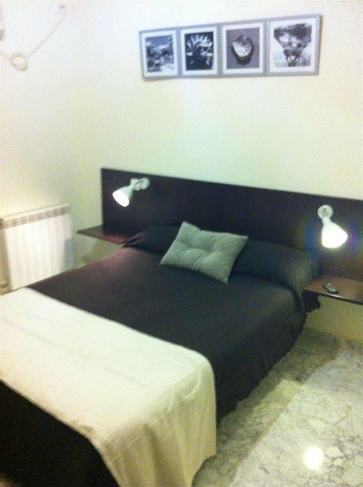 Hostal Neptuno กาเซเรส ภายนอก รูปภาพ
