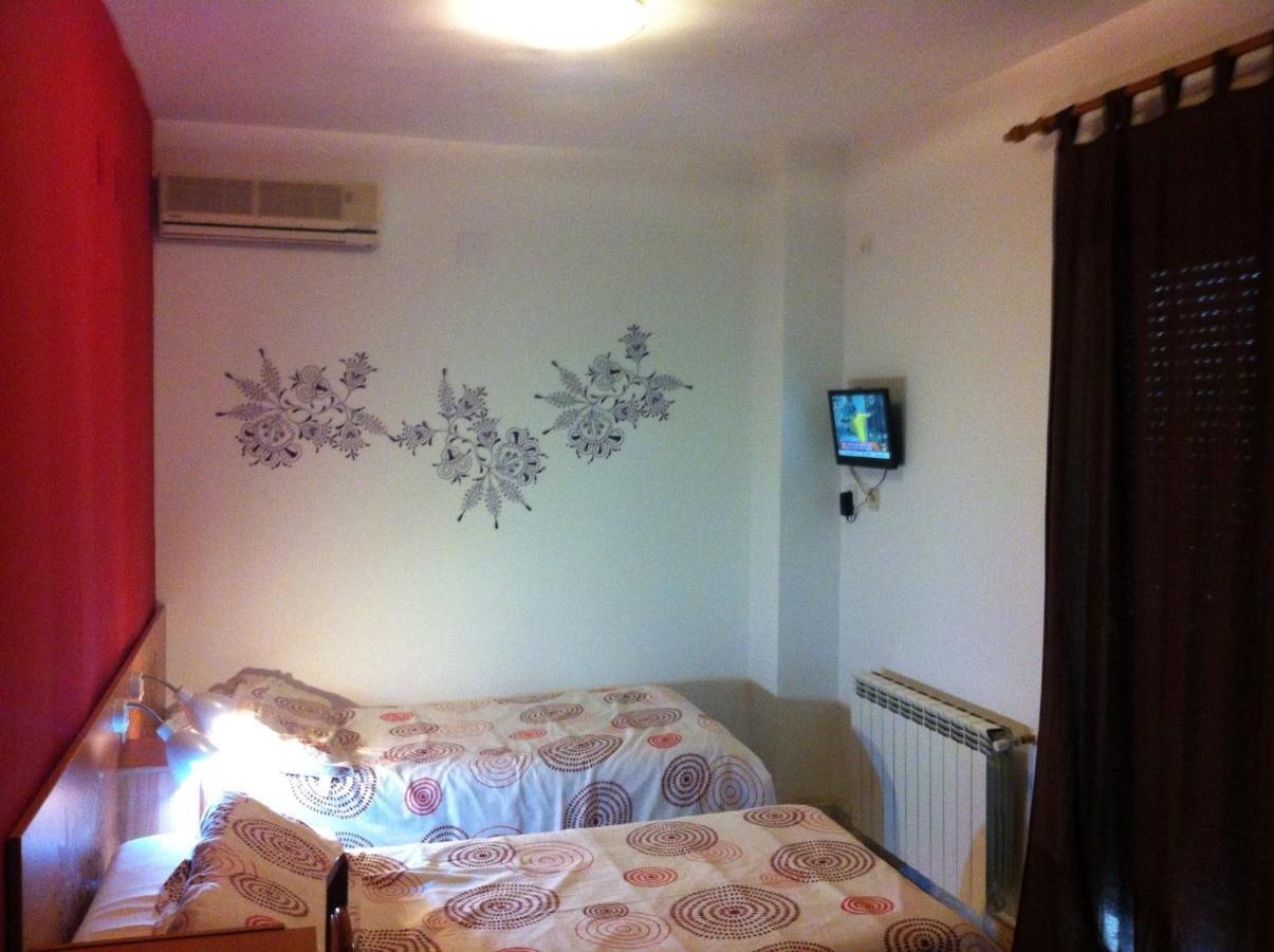 Hostal Neptuno กาเซเรส ภายนอก รูปภาพ